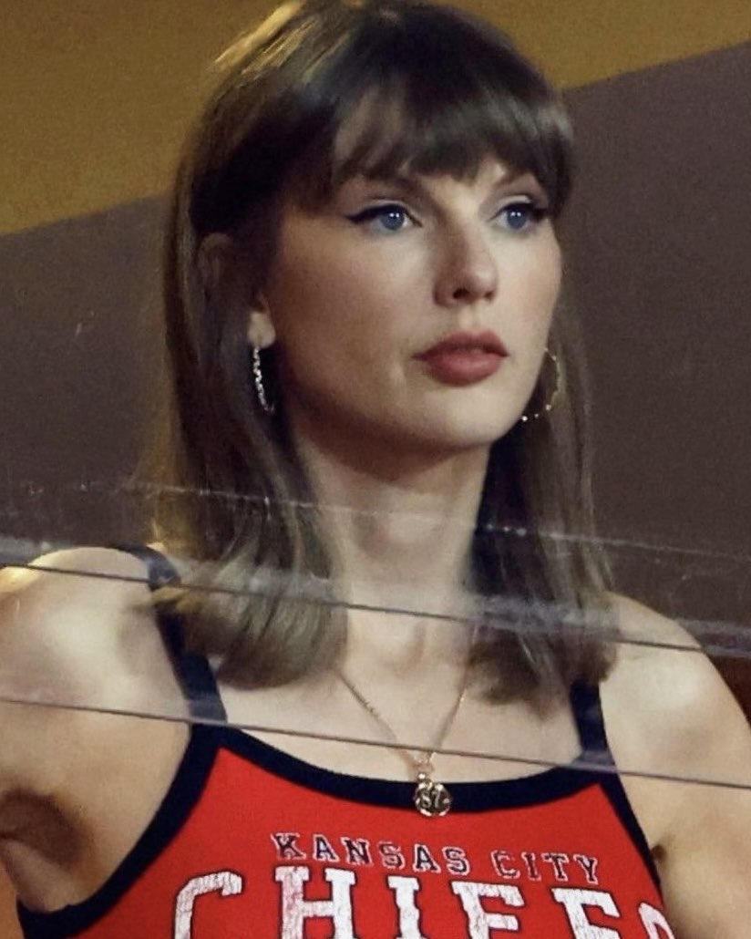 updateswiftbr's tweet photo. VEM AÍ? Taylor Swift usou um colar chamado “Angel Hair” no jogo dos Chiefs no domingo e, hoje, alterou sua bio colocando três zeros. Na numerologia, 000 é considerado um “angel number”, associado a recomeços, potencial e à ideia de voltar ao ponto zero, onde tudo começou, ao seu ponto de origem.