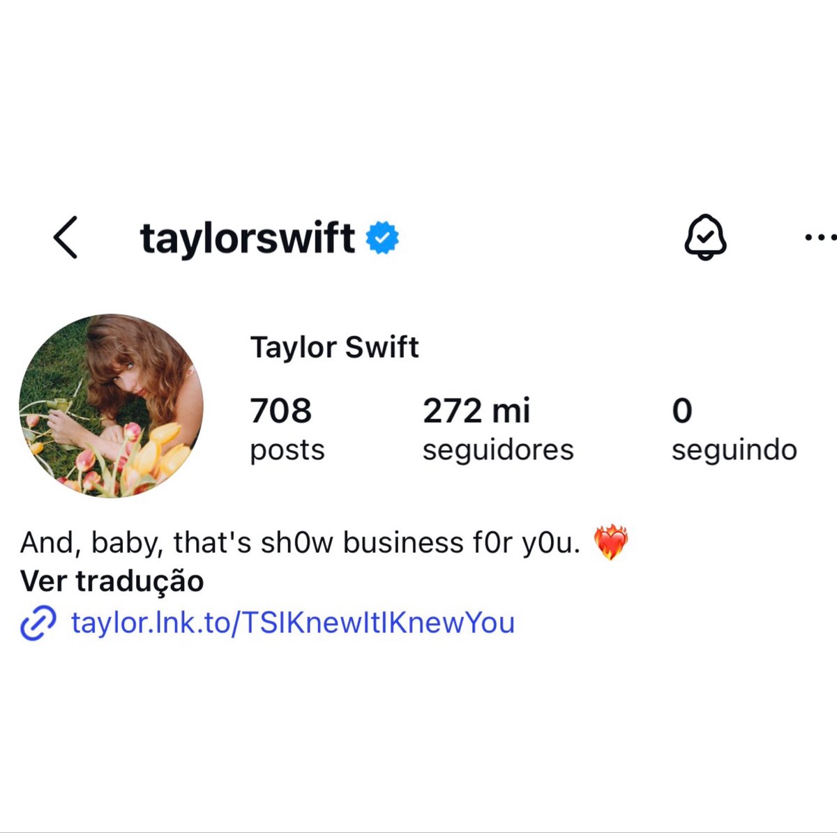updateswiftbr's tweet photo. VEM AÍ? Taylor Swift usou um colar chamado “Angel Hair” no jogo dos Chiefs no domingo e, hoje, alterou sua bio colocando três zeros. Na numerologia, 000 é considerado um “angel number”, associado a recomeços, potencial e à ideia de voltar ao ponto zero, onde tudo começou, ao seu ponto de origem.