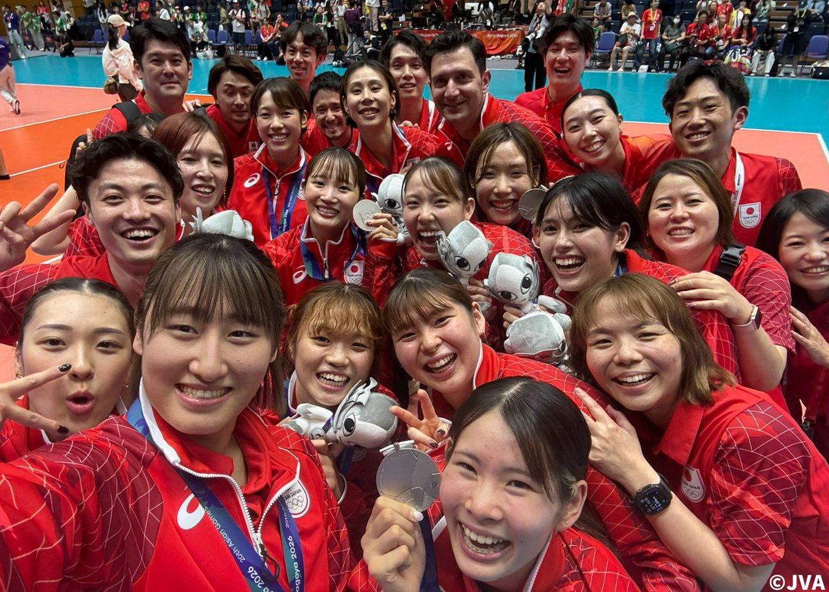 JVA_Volleyball's tweet photo. ／
第20回アジア競技大会（2026/愛知・名古屋）
＼

#バレーボール女子日本代表 は準優勝！！
銀メダルを獲得した選手たちの写真をお届けします📸🏐
 
#つ���げ2026 #限界はまだ先にある
#バレーボール #volleyball
#TEAMJAPAN #ともに一歩踏み出す勇気を https://t.co/f7F4PWLwF7