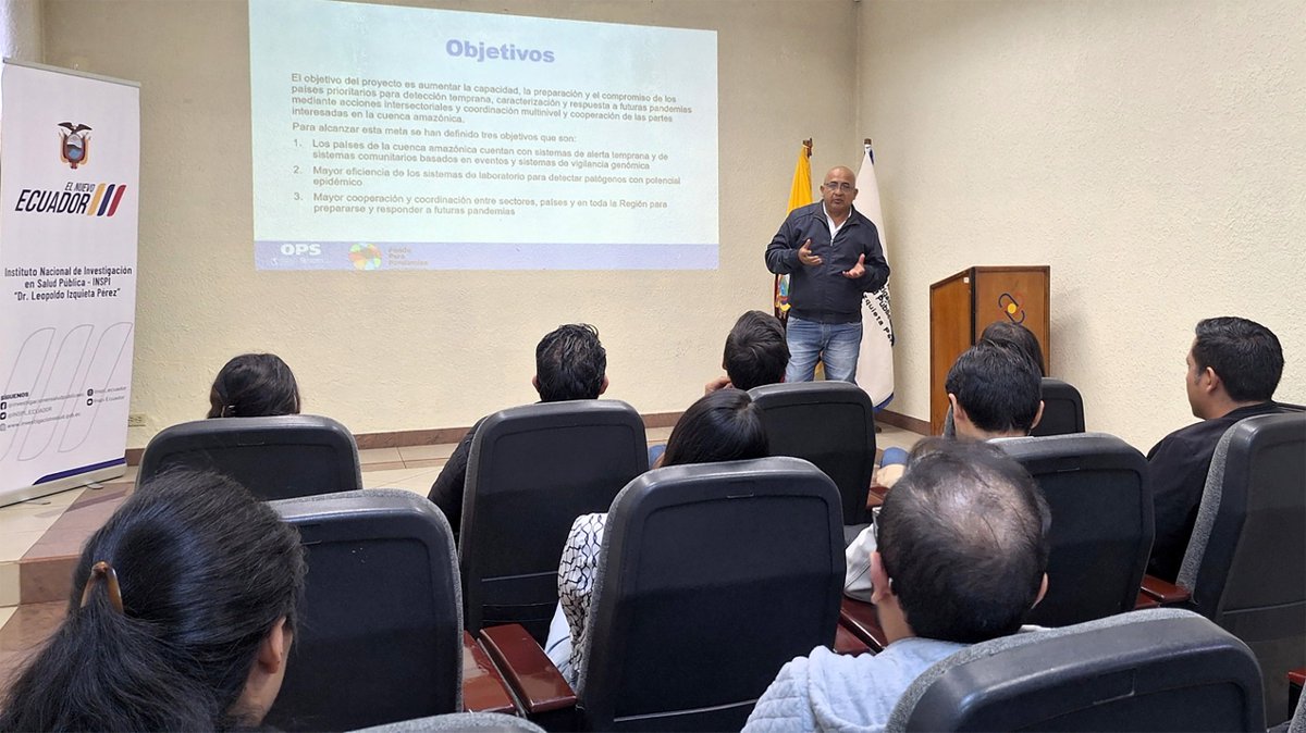 INSPI_ECUADOR's tweet photo. 🧬🔬 El INSPI fortalece sus capacidades de vigilancia genómica con tecnología de punta

En el marco del Proyecto PROTECT, la Coordinación Zonal 9 del INSPI dio inicio a la Capacitación Teórico-Práctica en Preparación de Librerías Genómicas y Secuenciación Masiva (NGS) por Tecnología Illumina, enfocada en la vigilancia genómica de Arbovirus y COVID-19.

La inauguración estuvo a cargo de la Mgs. María Gabriela Echeverría, Coordinadora Regional Norte de la CZ9-INSPI, en una jornada que reúne a personal técnico e investigador del INSPI y Agrocalidad para fortalecer sus conocimientos y capacidades en tecnologías de secuenciación de nueva generación.

Durante cinco días de trabajo presencial, los participantes desarrollarán un flujo integral que comprende desde la bioseguridad, recepción y procesamiento de muestras, hasta la preparación de librerías genómicas, secuenciación masiva y análisis bioinformático. De esta manera, se fortalecen las capacidades técnicas para una vigilancia genómica oportuna y una respuesta efectiva ante eventos epidemiológicos de importancia para la salud pública 🧪💻🧬