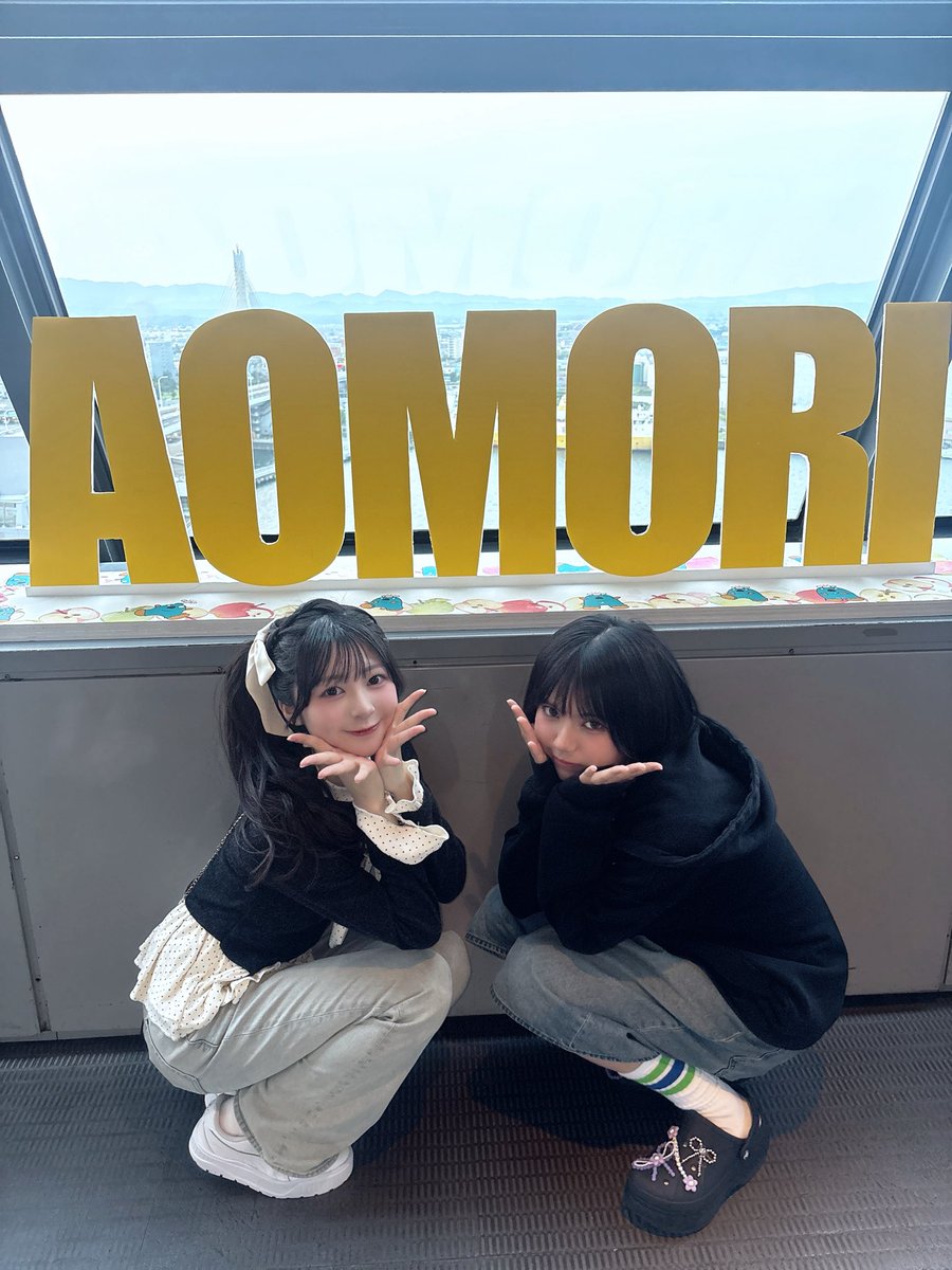 momo_KLM0306's tweet photo. みんなおやすみ🌝

今日はインスタ投稿したよ🎶
青森のときの写真まだ残ってた🍎

この写真は青島＋中森＝青森ということですね。ぷぷ
思いついちゃってかっこいい🤩

みんなインスタ見てから寝るんだよ🫵🏻
それではいっしょにいい夢見ようね🧑‍🩰

 #カワラボメイツ #青島もも  #中森玲緒奈 https://t.co/58nIO6LqEN