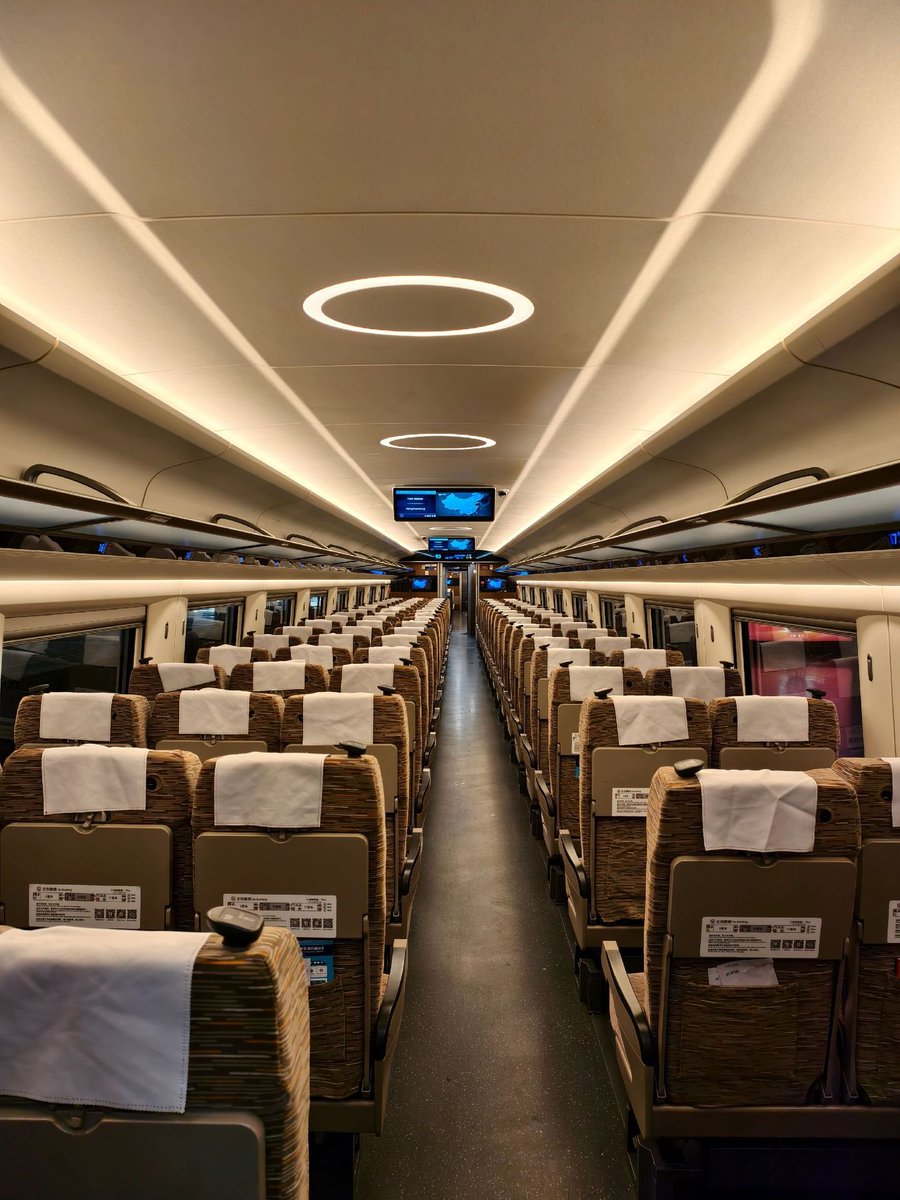 YuBai611's tweet photo. 第一次带外国朋友坐高铁，他最惊讶的不是速度快，而是：
站内几乎没有人吸烟
安检很快但很安静
车厢里大家基本都在看手机或睡觉，很少大声说话
他说：“这比我想象中安静太多了。”
你们第一次坐中国高铁时，印象最深的是什么？
#中国高铁 #ChinaTravel #高铁日常 #真实中国 https://t.co/2bu9cb9fij