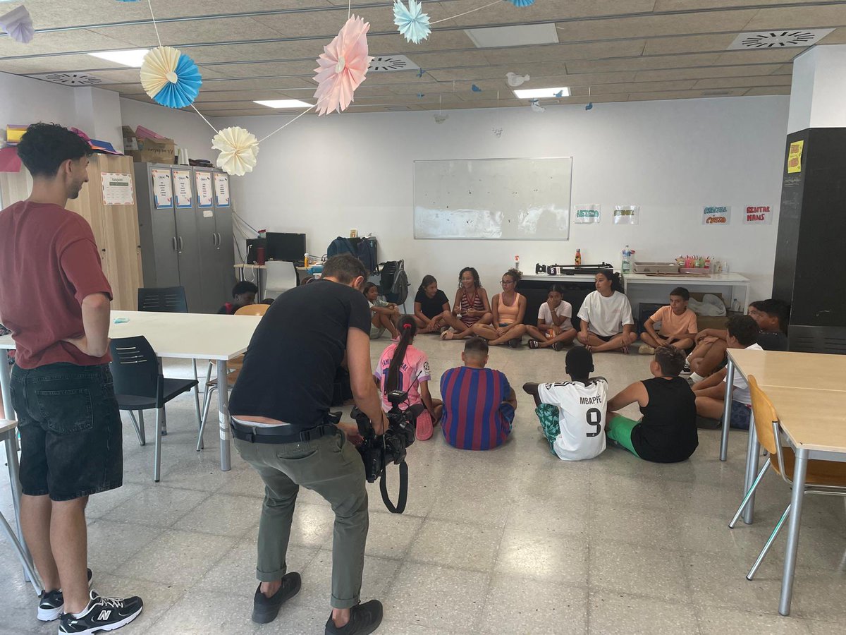 casalinfants's tweet photo. Avui no us perdeu l'InfoK, a les 20 h a @SomSX3! Veureu com un matí de juliol l'@aladdin_azr va acompanyar nens i nenes del Casal dels Infants del Besòs i la Mina en una sortida a la platja. Sabreu per què és important per a ells i elles comptar amb el casal d'estiu. ☀️🌊 https://t.co/fDs0dxOnUh