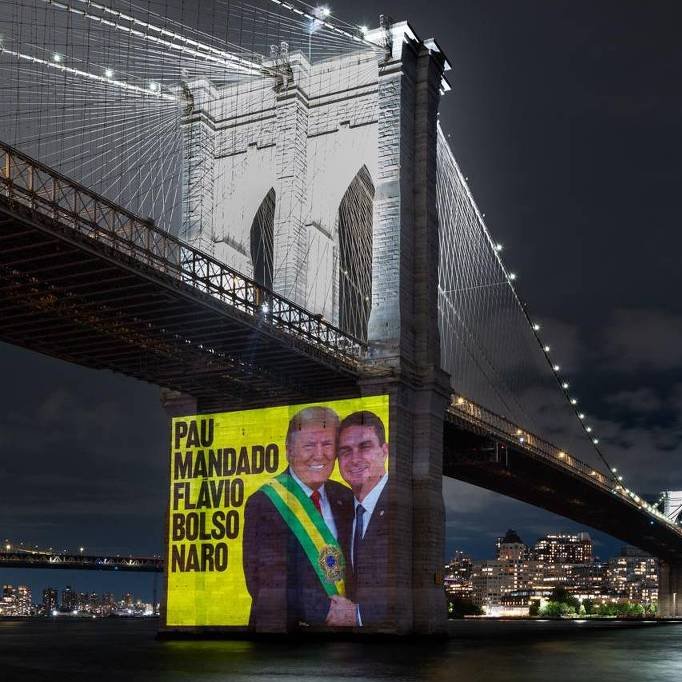 republiqueBRA's tweet photo. 🇺🇸 🇧🇷 Organização Choose Democracy projeta, em Nova York (EUA), imagens geradas artificialmente de Flávio Bolsonaro entregando a faixa presidencial do Brasil a Donald Trump. https://t.co/DIFHEBZkBp