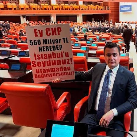 gurman_timurhan's tweet photo. Hatırlıyor musunuz? 560 milyar TL diye fiktif bir para uydurmuş tepiniyorlardı. 560 milyar TL yaklaşık 11,5 milyar dolar. İddianame çıktı, öyle bir yolsuzluk olmadığı da görüldü. 

Fon kararından beri borsa 54 milyar dolar değer kaybetti. 1 milyon insanın 1 trilyon lirası uçtu. 

Bu işin bir sorumlusu yok mu?