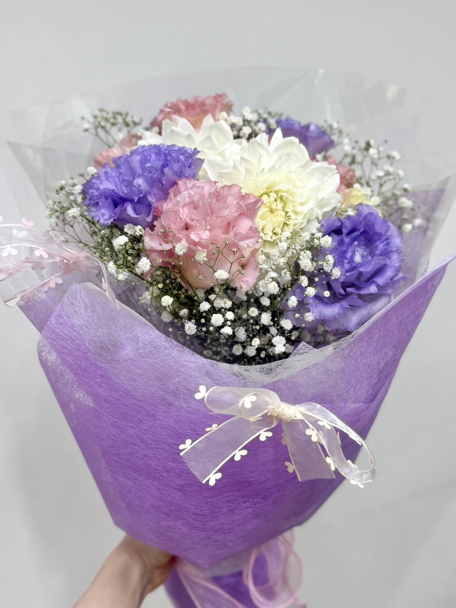 sawai_rina's tweet photo. ファンの皆様から、素敵なお花🌸🫧
ケーキをいただきました🎂💐💕💕

私の好きな雰囲気と🎀🤍
舞台期間中ということで
カンナのイメージも
入れてくださったそう🥷🏻💜
パネルのデザインもすごい🖼✨

とっても嬉しいです🥹💕💕
本当にありがとうございます！！

#さわーFes https://t.co/8HG1WY6xsn