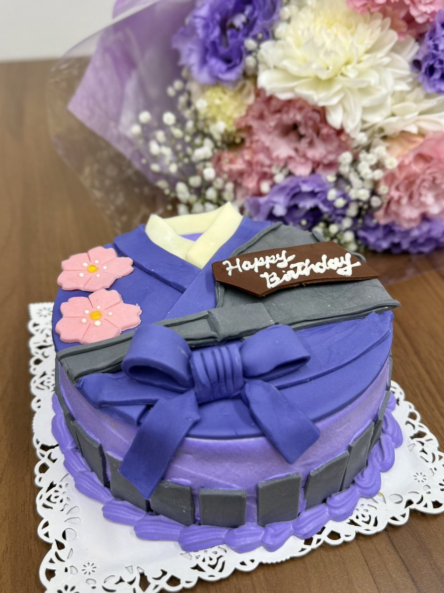 sawai_rina's tweet photo. ファンの皆様から、素敵なお花🌸🫧
ケーキをいただきました🎂💐💕💕

私の好きな雰囲気と🎀🤍
舞台期間中ということで
カンナのイメージも
入れてくださったそう🥷🏻💜
パネルのデザインもすごい🖼✨

とっても嬉しいです🥹💕💕
本当にありがとうございます！！

#さわーFes https://t.co/8HG1WY6xsn