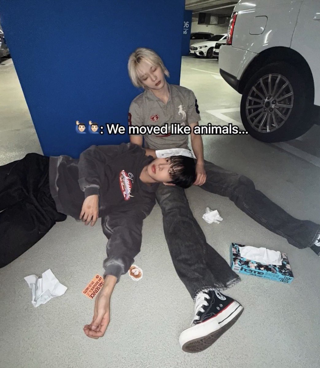 loventcom's tweet photo. tulisannya “we moved like animals” terus pose capek + tissue dimana-dimana…????????

JUJUR INI KONSEP APA??????? https://t.co/KHY2pzCYVv