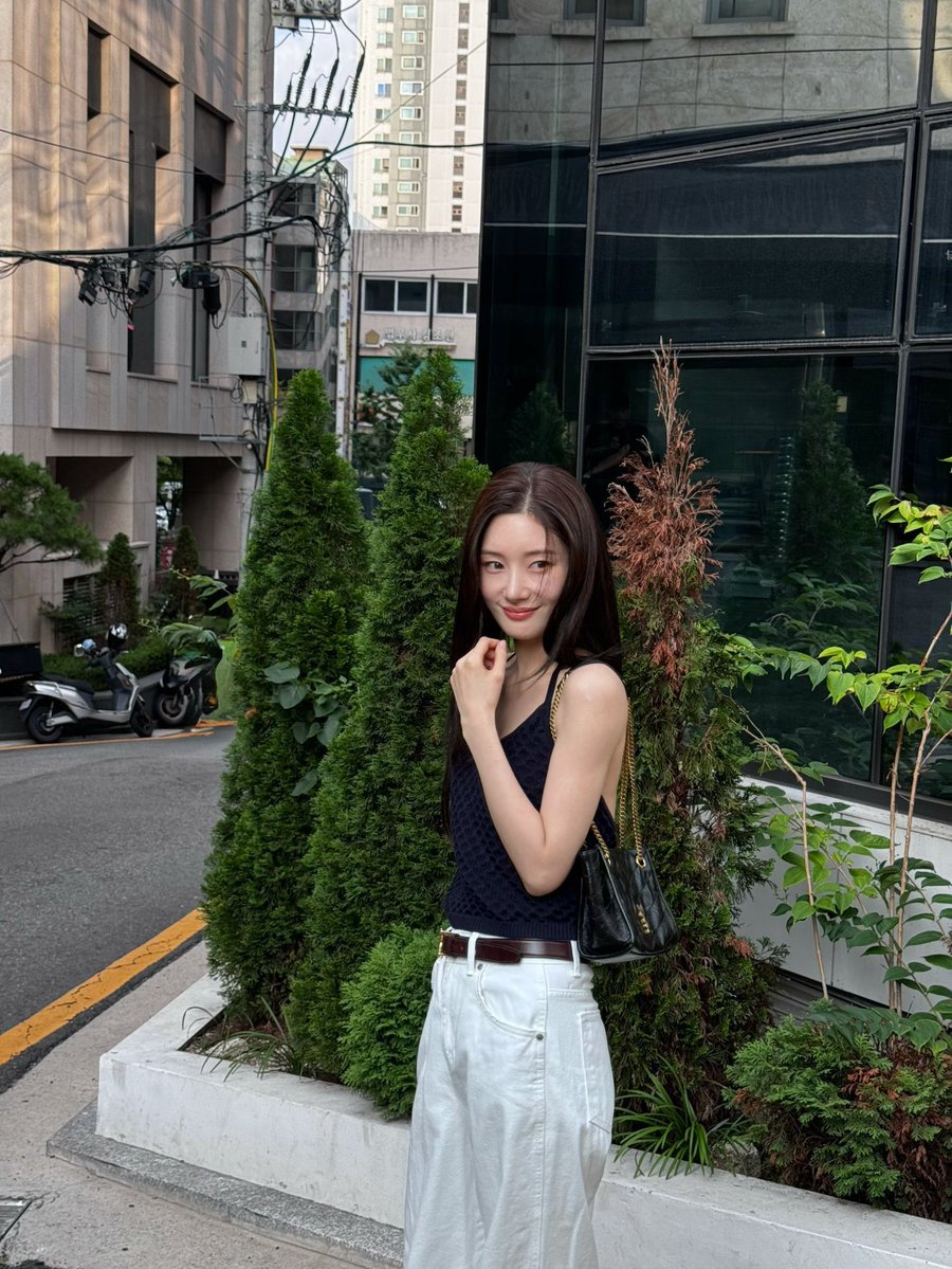 jungchaenni's tweet photo. Up above, spring follows https://t.co/SZzTrfw9VC