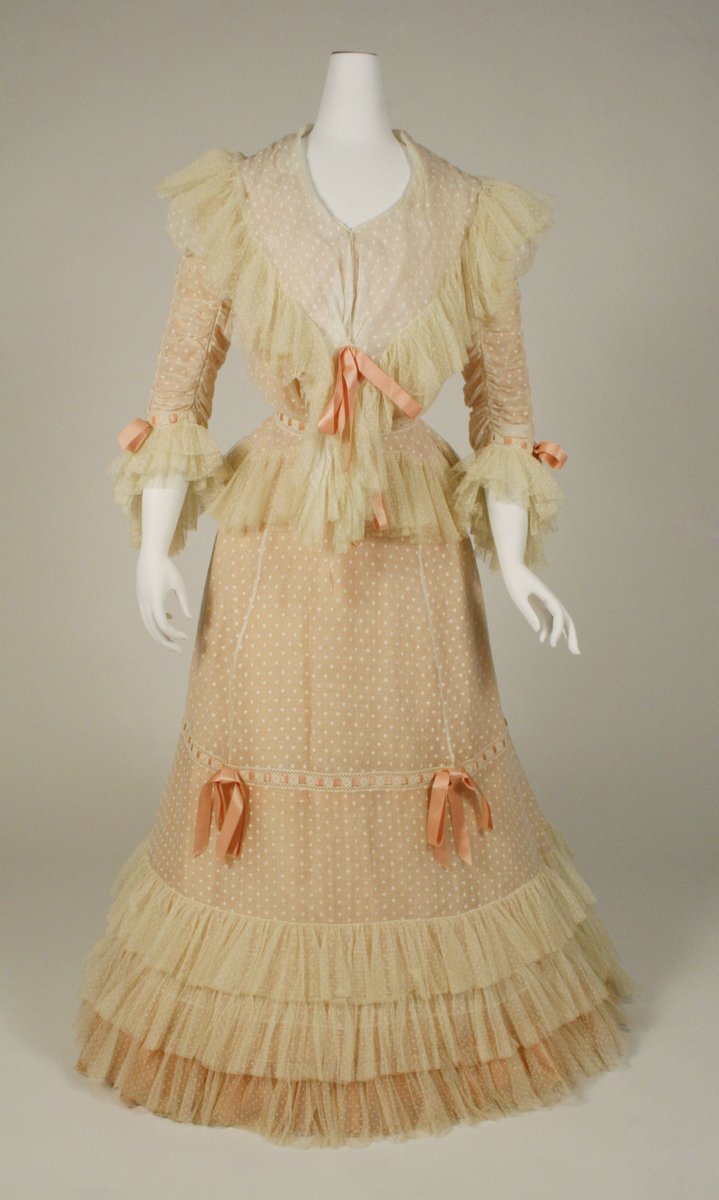wikivictorian's tweet photo. Afternoon dress, 1898-1900. The MET. https://t.co/oboRGO0mqe