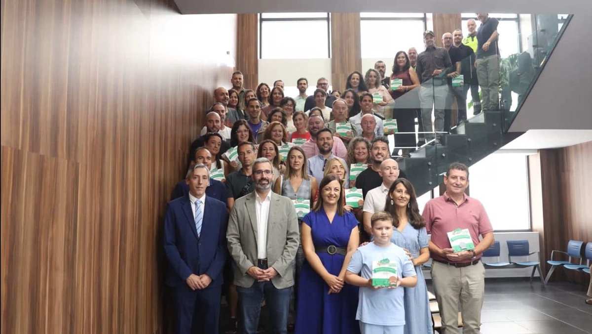 DGTes's tweet photo. 🚦La #JPT #Murcia entregó ayer en la @DelegGobMurcia las 27 acreditaciones del #ProgramaSTARS que premian la labor de otros tantos centros educativos en materia de movilidad activa y sostenible durante el pasado curso. Este curso 26/27 se han inscrito en el programa 98 centros.👏 https://t.co/aGxD90UFSn