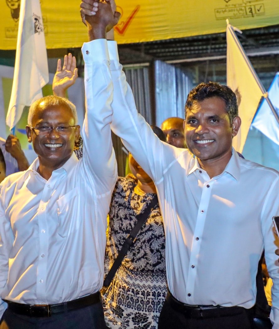 highriseissey's tweet photo. ރާއްޖޭގެ އެންމެ ގިނަ ރައްރަށުގައި އެއްފަހަރާ އެންމެ ގިނަ އުމްރާނީ މަސައްކަތްތައް ކުރިއަށް ގެންދެވީ ރައީސް @ibusolih ގެ ވެރިކަަމުގައިކަން އެއްވެސް ރައްޔިތަކު ދެބަހެއް ނުވާނެ. އެމަޝްރޫއްތައް ހަގީގަތަކައް ހެދުމުގައި ނައިބުރައީސް @FaisalNasymގެ އިހްލާސްތެރިކަމާއި ، ބައިވެރިވުމާއި ،  އަދި މިހާރުގެ މޭޔަރ @adamazim ގެ ހިންގުންތެރިކަމާއި މުރާލިކަން ހެކިވާނެ. ކުރިން ފެށި މަޑުޖެހިފައިވާ ހުރިހާ މަސައްކަތެއް ބާރުދުވެލީގައި ދެބަސްނުވެ ކުރިއަށް ގެންދެވޭނެކަމުގެ ޔަގީންކަން ދެވޭނީ ފައިސަލް އާއި އާޒިމްއަށްކަން ރައީސް ސޯލިހު ގަބޫލުކުރައްވާ ، އެދެބޭފޫޅުންނައް ތާއީދު ކުރައްވާކަން އެގުނީމަ ނިކަން އުފާވެއްޖެ. @FaisalAzim2028