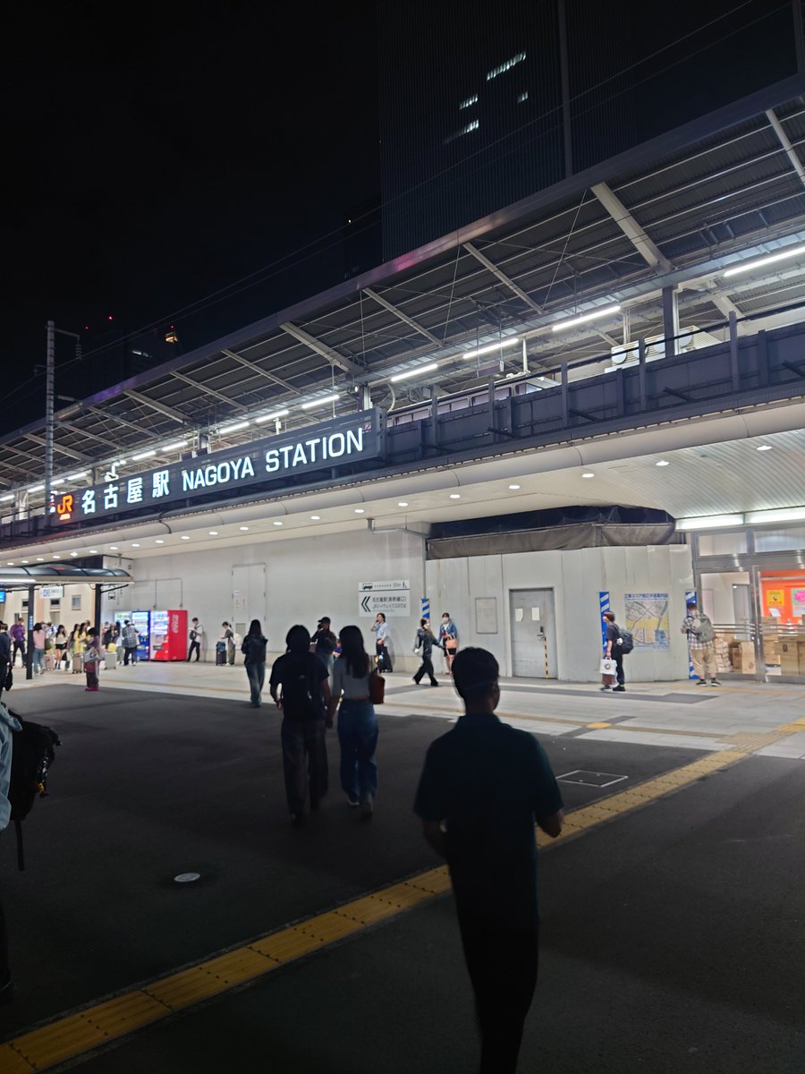 ryo1m731's tweet photo. シルバーウィーク後半はちょっと遠出。
自宅を午後9時過ぎに出発して、久々の夜行列車で。 https://t.co/j3mRf20oGs