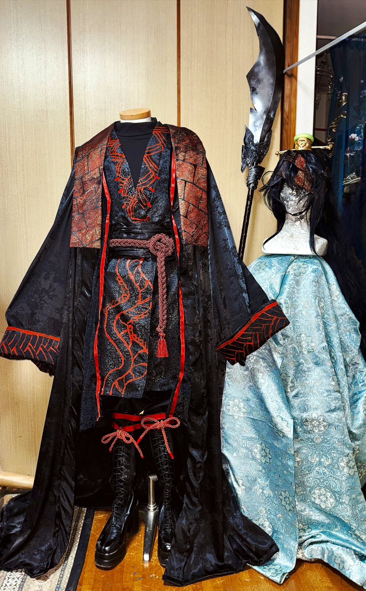 magarizaki's tweet photo. リンバスカンパニーの君主人格のホンルさんの衣装を作りました〜！黒と赤でシンプルな配色ですが、重ね着ごとに黒の布地を変えたのでお気持ち程度ですが多少メリハリが出て面白いといいなぁ…と。多分遠目で見たら真っ黒なんですけど近くで見ると柄があって豪華な感じです✨布の模様は手描きで、髪留めとかも新規で作りました〜！かっこよく出来たかなと…！
#曲崎さん進捗いかがですか