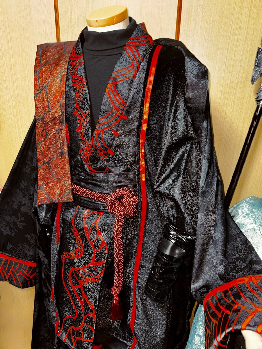 magarizaki's tweet photo. リンバスカンパニーの君主人格のホンルさんの衣装を作りました〜！黒と赤でシンプルな配色ですが、重ね着ごとに黒の布地を変えたのでお気持ち程度ですが多少メリハリが出て面白いといいなぁ…と。多分遠目で見たら真っ黒なんですけど近くで見ると柄があって豪華な感じです✨布の模様は手描きで、髪留めとかも新規で作りました〜！かっこよく出来たかなと…！
#曲崎さん進捗いかがですか