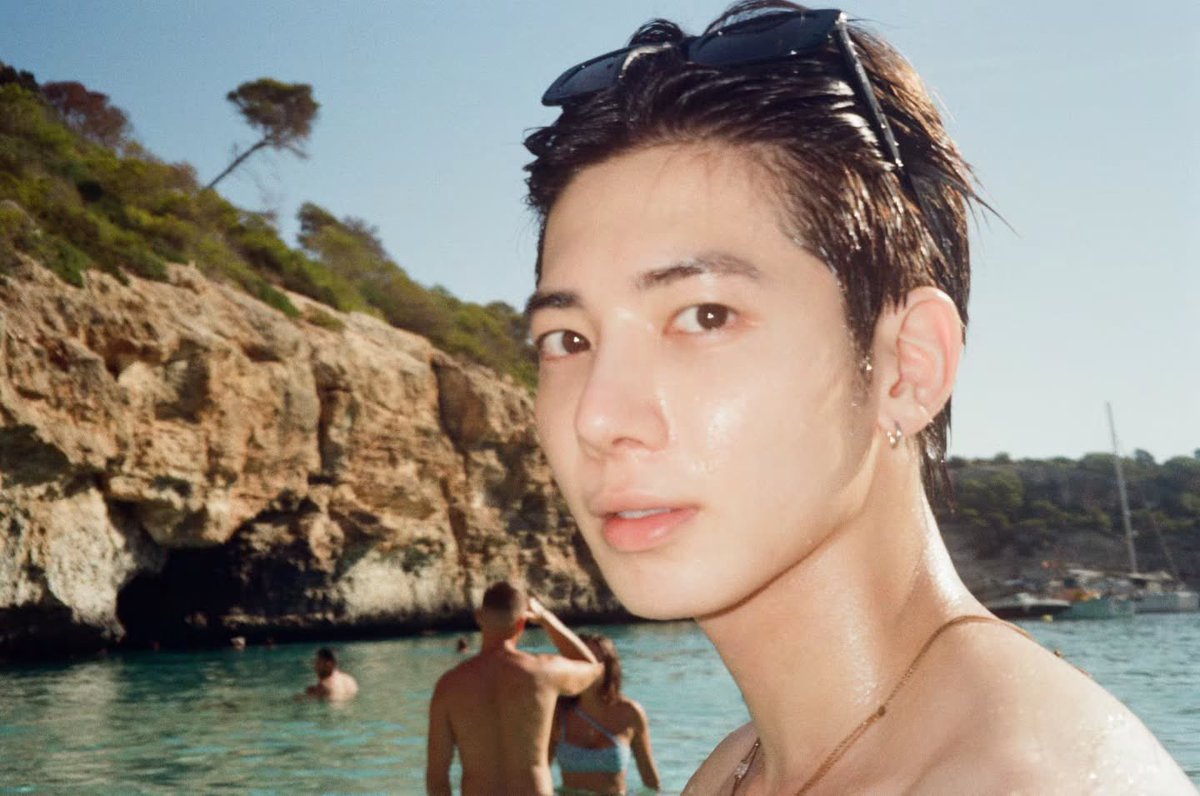 translatingTXT's tweet photo. [260922] #taehyun (@.you.th) instagram 

1. hola! 🇪🇸
2. ⛱️
3. 🚣‍♂️🚣‍♀️
4. 🚪 https://t.co/aGmAE1iHOq