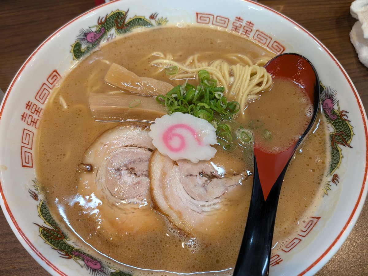 nyamadda's tweet photo. 釣りの帰りに食べた、和歌山ラーメン。希り���うって店。こってりの豚骨に少し醤油が効いてる。食べやすい濃厚さで、スープの膜が天一に似てるけど、天一ほどじゃない感じ。チャーハンかライスと食べたかったけど運転中眠くなりそうだったからラーメンだけでガマン。ごちそうさま https://t.co/Vj2fWvPjtv