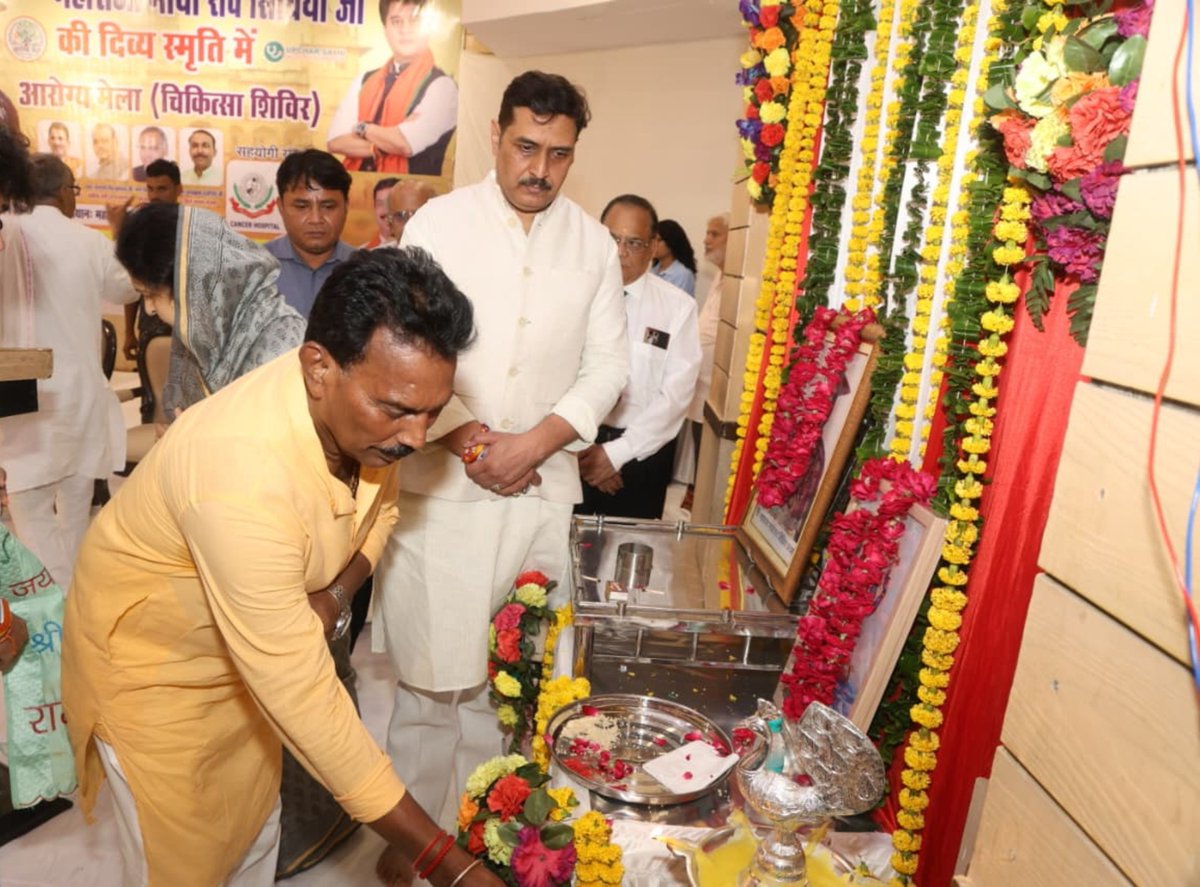 tulsi_silawat's tweet photo. आज ग्वालियर के महावीर भवन, कंपू में श्रद्धेय माधौ महाराज स्मृति फाउंडेशन द्वारा आयोजित आरोग्य मेले में माननीय केंद्रीय मंत्री श्रीमंत @JM_Scindia जी के साथ सहभागिता की।

कार्यक्रम के तहत पूजनीय संतजन एवं समाजहित में उत्कृष्ट कार्य करने वाले महानुभावों को सम्मानित किया गया तथा श्रद्धेय माधौ महाराज के विभिन्न कार्यों पर आधारित बुकलेट का विमोचन किया गया।

इस अवसर पर श्रद्धेय माधौ महाराज जी के सेवानिष्ठ जीवन पर प्रकाश डालते हुए माननीय श्रीमंत ने कहा कि माधौ महाराज आधुनिकता के अग्रदूत थे। उन्होंने ग्वालियर में आधुनिक व्यवस्थाओं के विकास के लिए महत्वपूर्ण कार्य किए। उनके अनेक महनीय कार्यों के साथ ही देश में शिक्षा और शोध की संस्थाओं के विकास में माधौ महाराज का अतुलनीय योगदान रहा। उन्होंने कहा कि 121 साल पहले माधौ महाराज ने तिघरा की नींव रखी थी, जिसका लाभ आज भी ग्वालियर के लोग उठा रहे हैं। 

इस अवसर पर कार्यक्रम संयोजक एवं संस्था के अध्यक्ष श्री आशीष प्रताप सिंह राठौड़ जी सहित अन्य वरेण्यजन उपस्थित रहे।