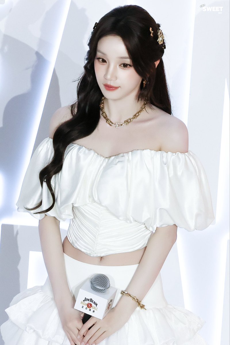 YQ_SWEET_0923's tweet photo. 260922 Jim Beam

#YUQI   #우기  #ウギ  #宋雨琦 https://t.co/UXobCunuTM