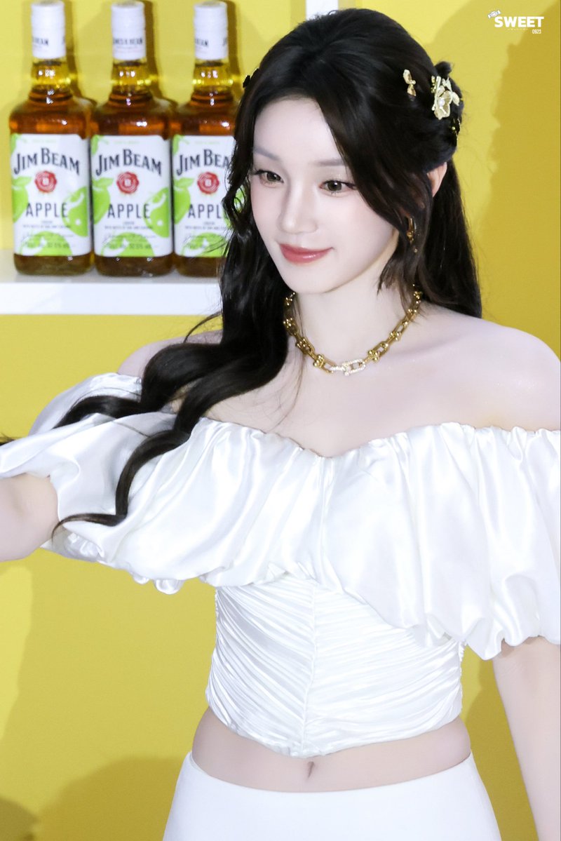 YQ_SWEET_0923's tweet photo. 260922 Jim Beam

#YUQI   #우기  #ウギ  #宋雨琦 https://t.co/UXobCunuTM