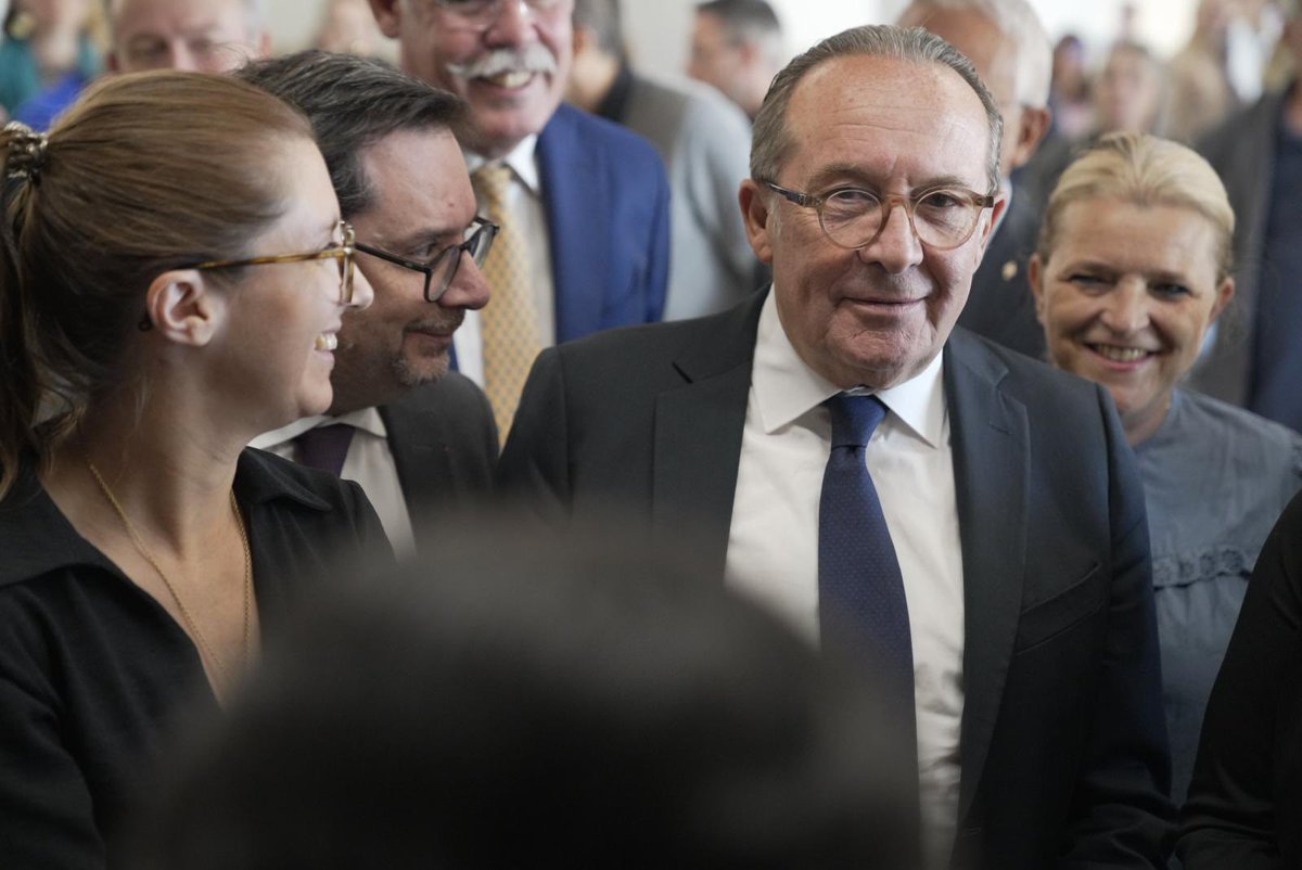 pierre_bedier's tweet photo. Inauguration du nouveau collège de la Mare aux Saules de Coignières. 🏫

L’avenir de notre jeunesse et de la Nation se joue au collège. C'est là que se forge l’esprit critique, valeur fondamentale de la pédagogie française. https://t.co/omE7QtdVqr