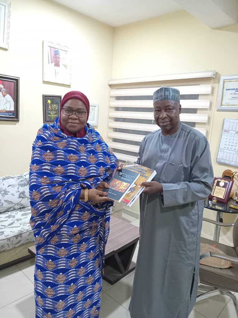 Movingimage_ng's tweet photo. KILAF Founder, Abdulkareem Mohammed, presents KILAF publications to former Kano State Commissioner for Culture and Tourism, Hajiya Ladidi I. Garko.
Our stories deserve to be documented, celebrated and preserved. 🌍🎬 https://t.co/mcYnt8LakH