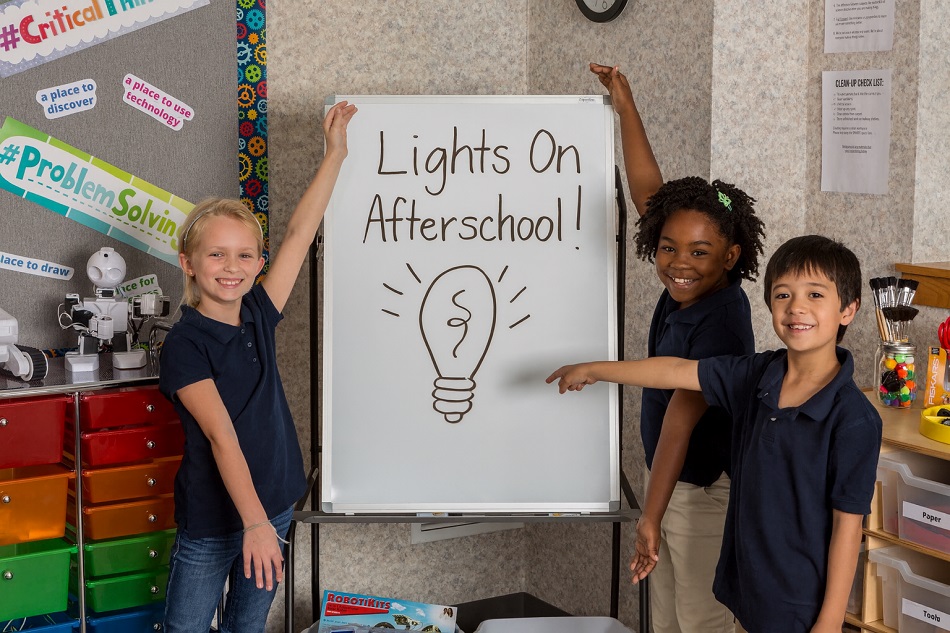 SSWorldwide's tweet photo. October 22 is just a month away! 💡 

Start planning your Lights On Afterschool celebration with hands-on activities, group games, and ideas to bring students, families &amp; your community together.

Get inspired with 6 activity ideas: https://t.co/3A5yiAD0Yt

#LightsOnAfterschool https://t.co/31skOmOxna