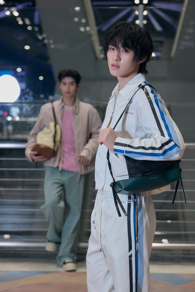 Kazzmagazine's tweet photo. หน้าชัดหลังหล่อ! "โทมัส ธีร์ทัศน์ - ก้อง ก้องภพ" ปรากฏตัวที่สนามบินในลุคจาก Marni ก่อนออกเดินทางสู่โชว์ SS27 ในฐานะคนไทยคู่แรกที่ได้รับเชิญไปร่วมชมแฟชั่นโชว์ถึงมิลาน 

THOMAS KONG Boarding Look MFW
#TMKMARNIAirportLook
#ThomasKong
#Marni #MarniTH
#Marniss27 https://t.co/CwsdOpCZuC