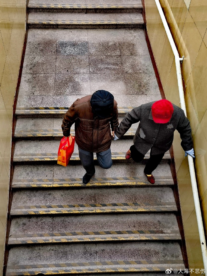 DaysiEaly's tweet photo. Un seor me ayudó a cargar las bolsas de compras hasta mi piso sin ascensor hoy. La amabilidad no tiene precio. https://t.co/L0rqN5rCma