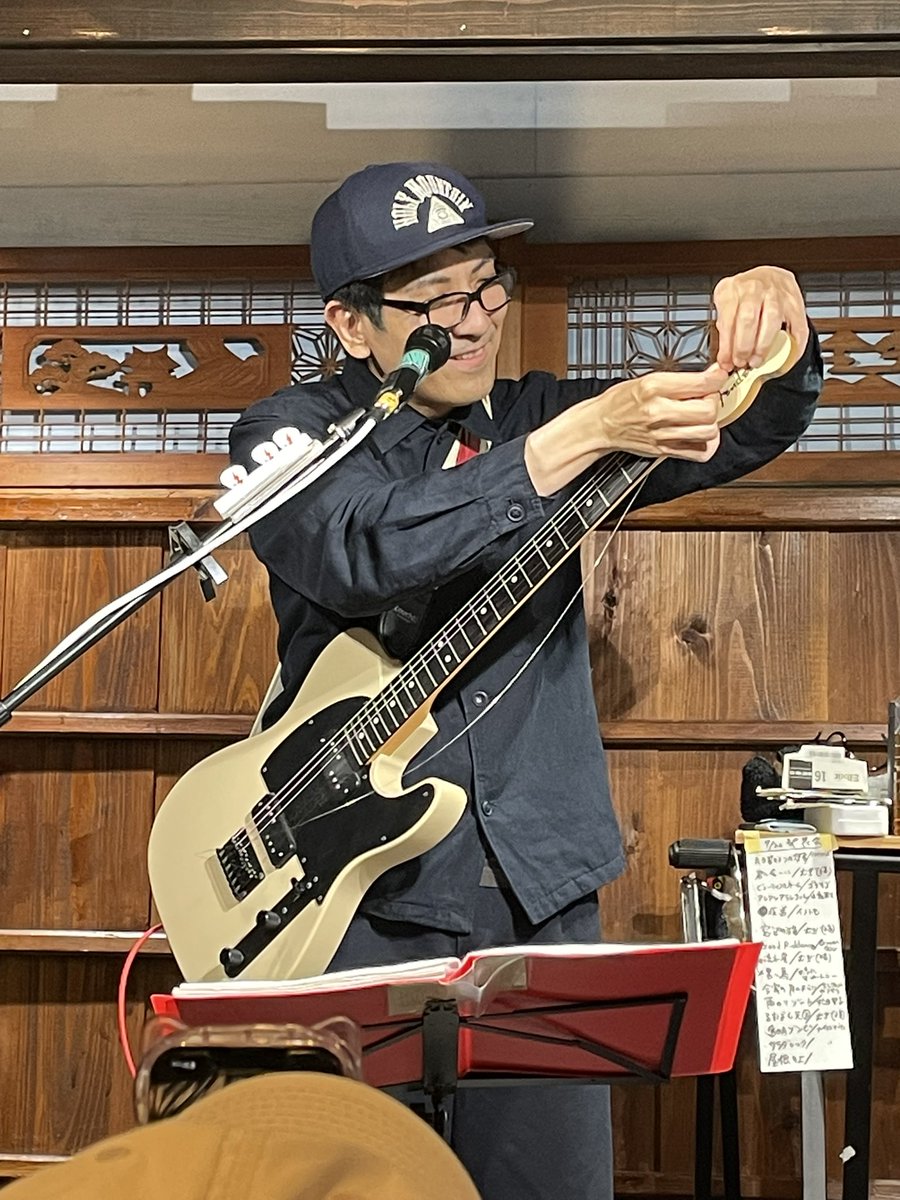 hirokotoma's tweet photo. 第17回カイヌシゆうさく定期音楽発表会。
私は「ビューティフルネーム」をリクエスト。小泉今日子が還暦ライブで平和を願ってこの歌を歌ったと知り、ゆうさくさんの世界観に合うと思って選んだ。
夫の洋楽のリクエストには、オリジナル日本語詞を作って応えてくれた。
久々に聴けた「透明ゾンビ」！ https://t.co/n7HwrYvNZu
