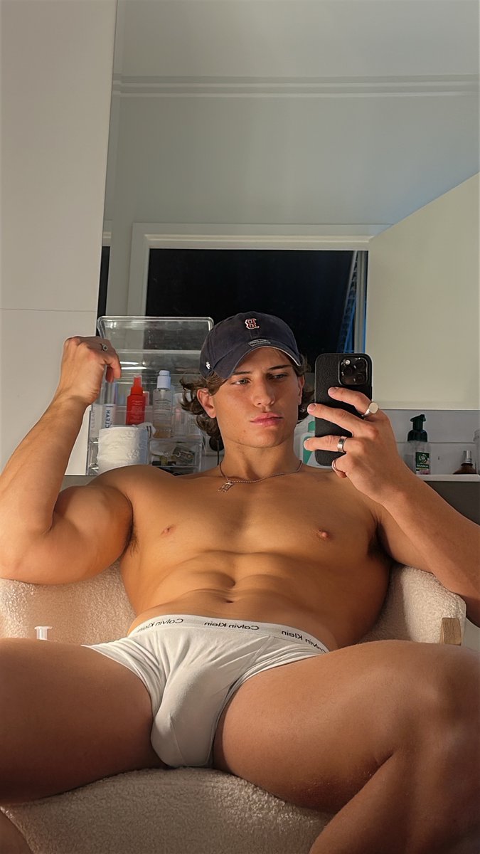 doriansxof's tweet photo. Rt if you wanna ride on me 😜 https://t.co/UofvoQ8slJ