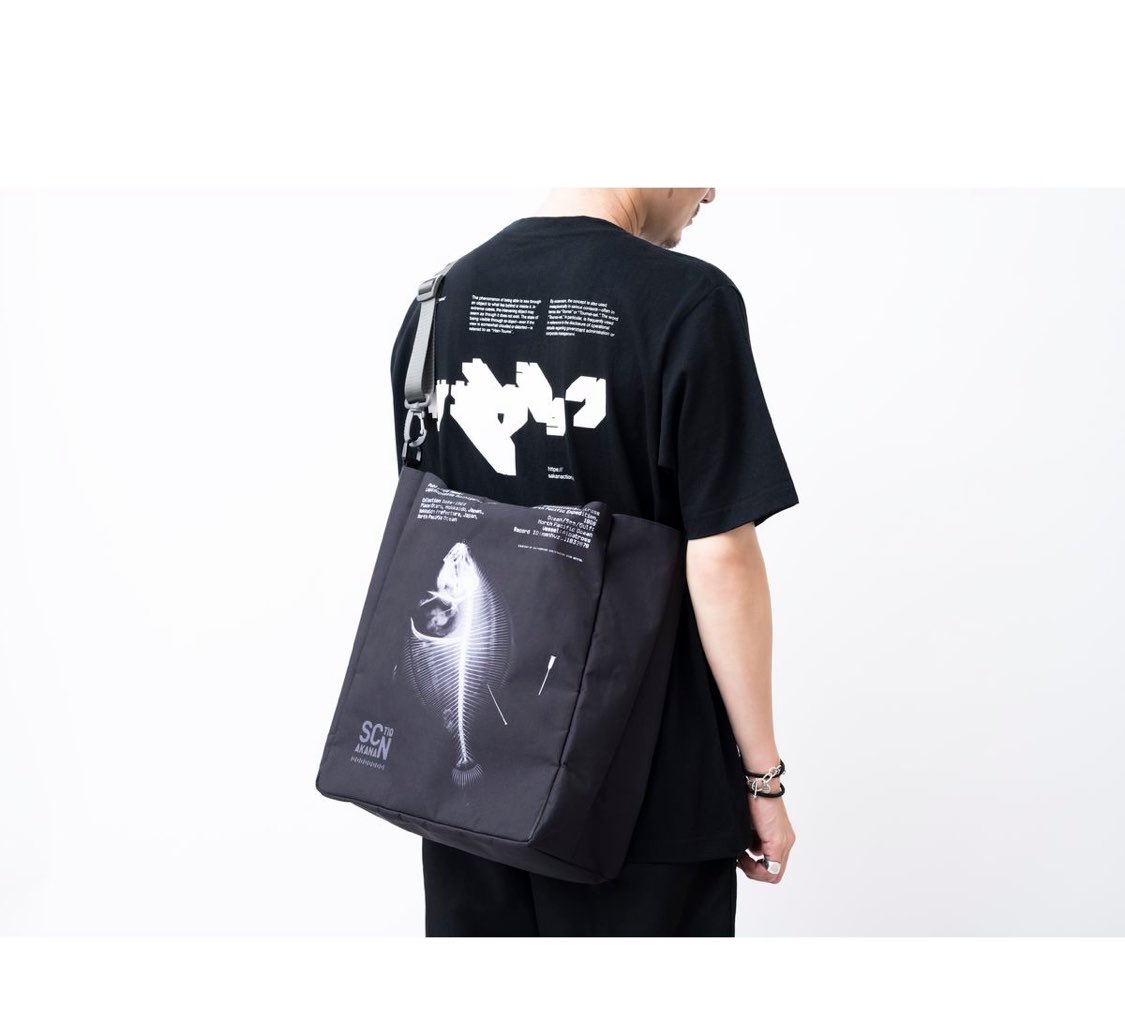 adaptapply832nd's tweet photo. 生地の触り心地に惹かれて現地購入に踏み切りましたが買って大正解
着替えやら購入したグッズやらお土産やら綺麗に入りました
底板取れば多分もっと入りそう
ストラップつけてショルダーにできたおかげで肩が矢印な私でも無問題！
デザインはホネホネしてるけど使い勝手抜群ですよ(宣伝) https://t.co/KpncPY0rUp