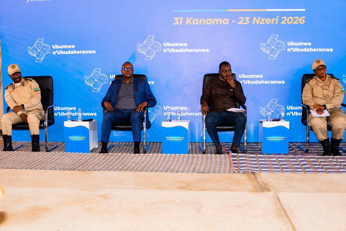 Unity_MemoryRw's tweet photo. "Icyo abarokotse Jenoside yakorewe Abatutsi babategerejeho ni ukubabona mwarahindutse. Akeneye ko umwereka ko koko wahindutse, wagororotse, utari ya Nterahamwe yirirwaga imuhiga, imuhigira abavandimwe mu 1994. Ukwiye guhinduka rero, akabona ko utakiri Interahamwe, uri Umunyarwanda wakoresheje uko bikwiye amahirwe Leta yaguhaye yo kwitandukanya n’ingengabitekerezo ya jenoside. Ni icyo imiryango yanyu itegereje, ni icyo n’abandi Banyarwanda bategereje." 

Ubutumwa Min. @DrDamascene yahaye abahamijwe kugira uruhare muri Jenoside yakorewe Abatutsi bitegura gusoza ibihano bagasubira mu muryango nyarwanda.