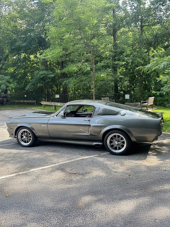 Rose21C139's tweet photo. Eleanor fans are in luck! This 1968 Eleanor tribute build packs a 351 cubic inch (5.6 liter) Cleveland V8 with a four barrel carburetor mated to a five speed manual and fitted with Eleanor style body parts. Back then it must've been a real beast😎 https://t.co/49IMmgWwZJ
