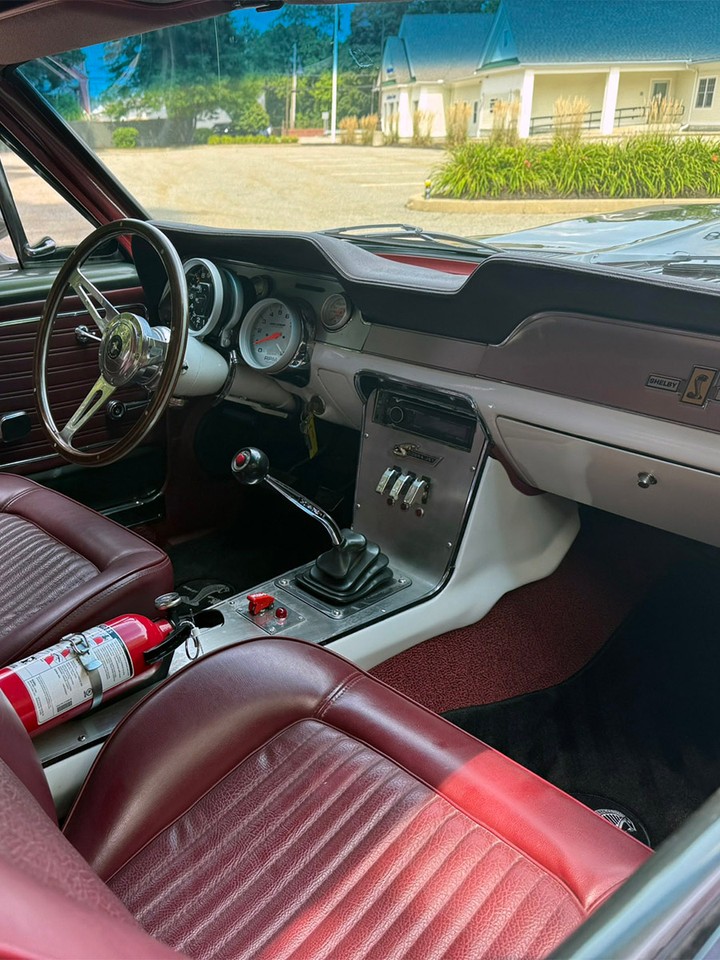 Rose21C139's tweet photo. Eleanor fans are in luck! This 1968 Eleanor tribute build packs a 351 cubic inch (5.6 liter) Cleveland V8 with a four barrel carburetor mated to a five speed manual and fitted with Eleanor style body parts. Back then it must've been a real beast😎 https://t.co/49IMmgWwZJ