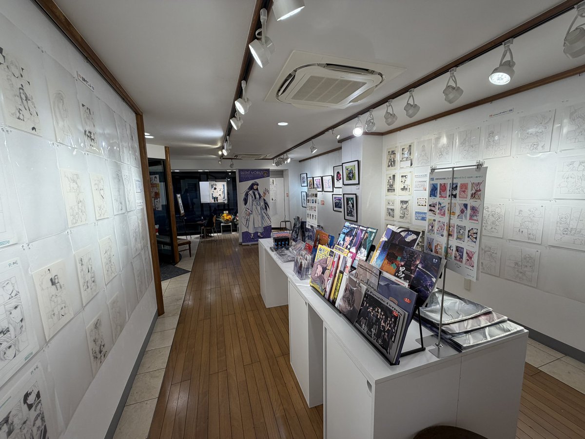 kia_asamiya's tweet photo. いよいよ明日は、ドローイング原画展、最終日！
17時でcloseです。

15時にオークションを締め切ります。
その後、順次発表となります。

ライブドローイングこそありませんが、物販、原稿展示販売、複製原画予約販売はあります。

という事で、明日最終日。よろしくお願いします。^_^ https://t.co/LQiE7NXcKZ