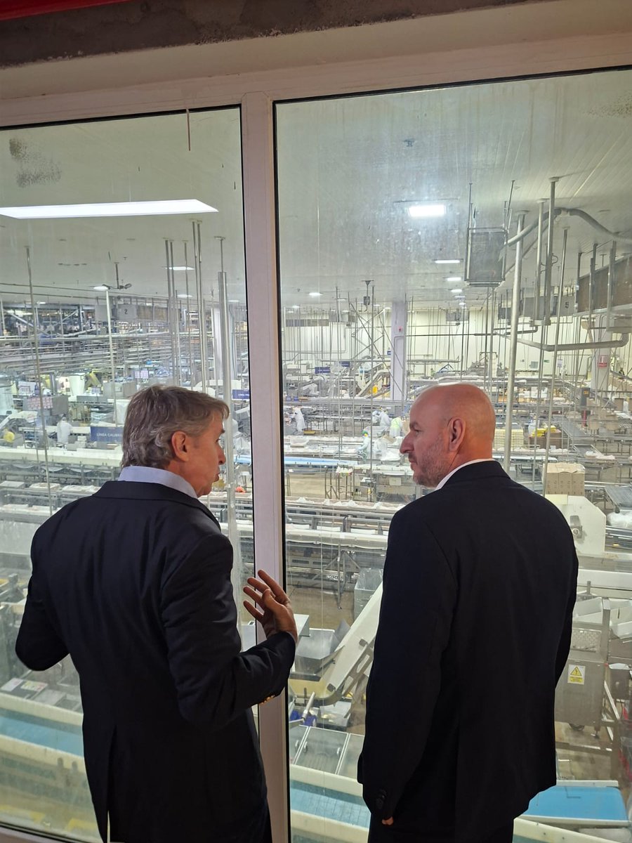 USAmbCL's tweet photo. El comercio entre Estados Unidos y Chile fortalece cadenas de suministro clave y genera crecimiento económico en ambos países.
Visité la planta de Agrosuper en Rosario, donde conocí de cerca su trabajo en la producción de proteínas animales de alta calidad. En 2025, la empresa importó a Chile US$34,4 millones en cereales estadounidenses para la alimentación de salmones, cerdos y aves de corral, un ejemplo concreto de esta relación comercial en acción.
Fue una valiosa conversación sobre innovación, sostenibilidad y los desafíos del sector agroalimentario.