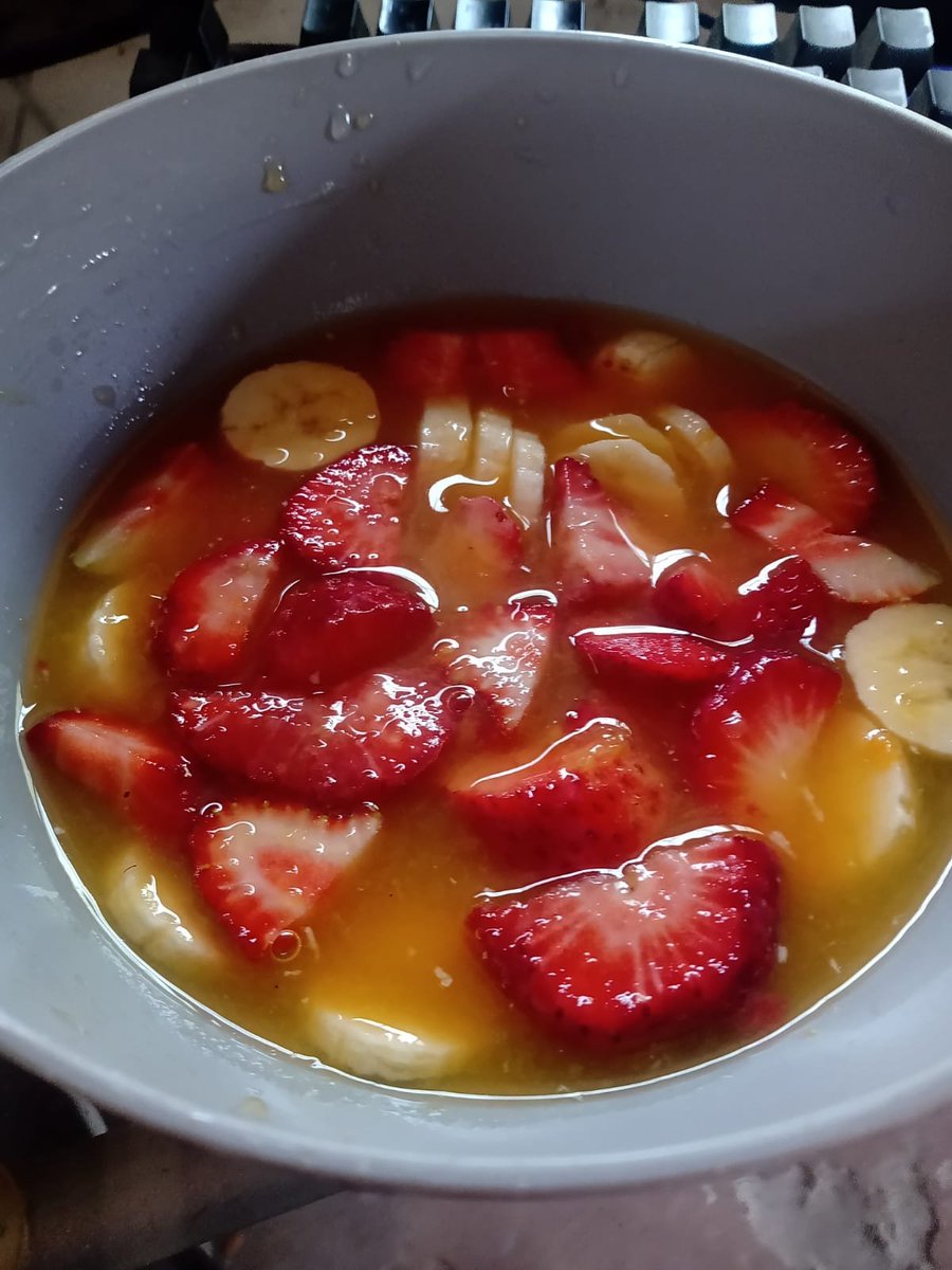 gasycia's tweet photo. Después de pedalear con frío y viento, ducha y a seguir.
Y unas frutillas, banana y jugo de naranja y mandarina. https://t.co/IpzPHs01Mr