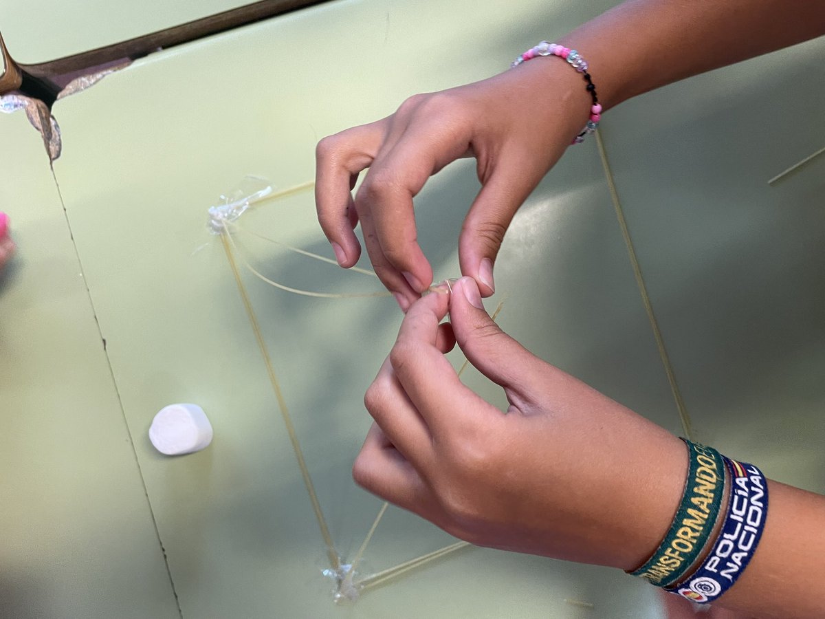 ijoaquinrodrigo's tweet photo. ¡Los alumnos de #1ESO construyen sus particulares torres de #Babel! ¡Una muestra de trabajo en equipo en la asignatura de #Inglés que acerca a los recién llegados a nuestro instituto! #SentirElMomento #joaquinrodriguismo https://t.co/BWH2ffYhGs