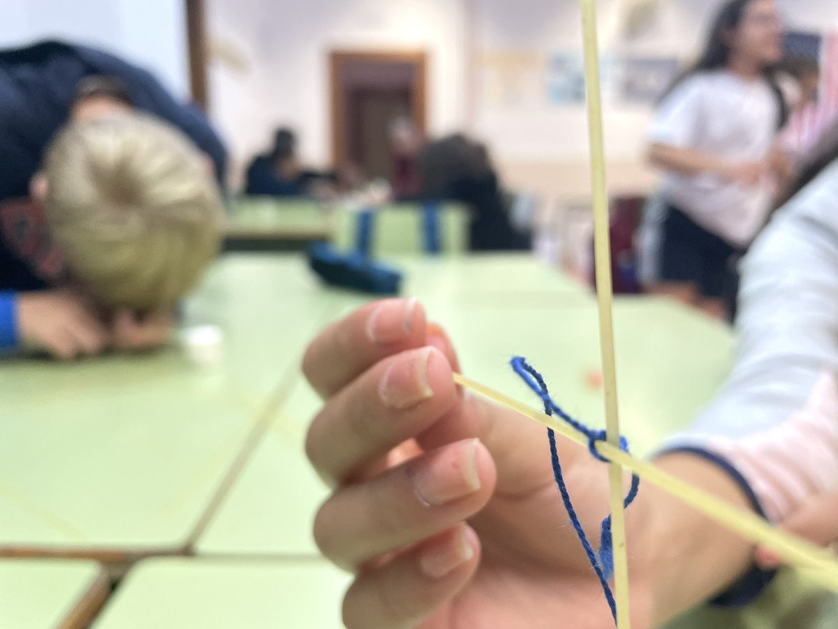 ijoaquinrodrigo's tweet photo. ¡Los alumnos de #1ESO construyen sus particulares torres de #Babel! ¡Una muestra de trabajo en equipo en la asignatura de #Inglés que acerca a los recién llegados a nuestro instituto! #SentirElMomento #joaquinrodriguismo https://t.co/BWH2ffYhGs