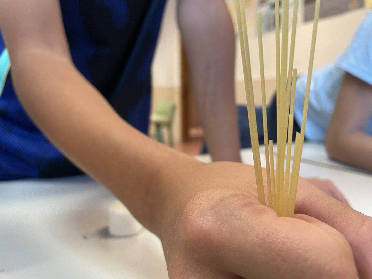 ijoaquinrodrigo's tweet photo. ¡Los alumnos de #1ESO construyen sus particulares torres de #Babel! ¡Una muestra de trabajo en equipo en la asignatura de #Inglés que acerca a los recién llegados a nuestro instituto! #SentirElMomento #joaquinrodriguismo https://t.co/BWH2ffYhGs