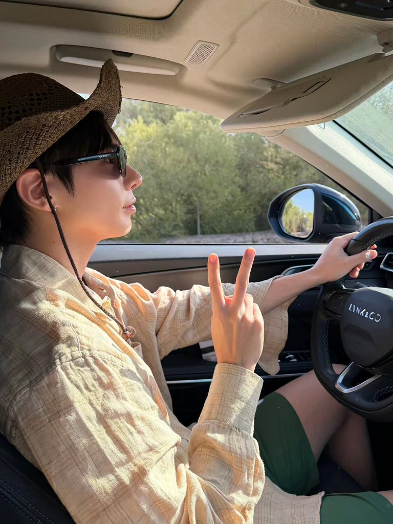 dailytaehyunie's tweet photo. taehyun driving                taehyun driving
car                                          us crazy https://t.co/GT8GoRVbuO