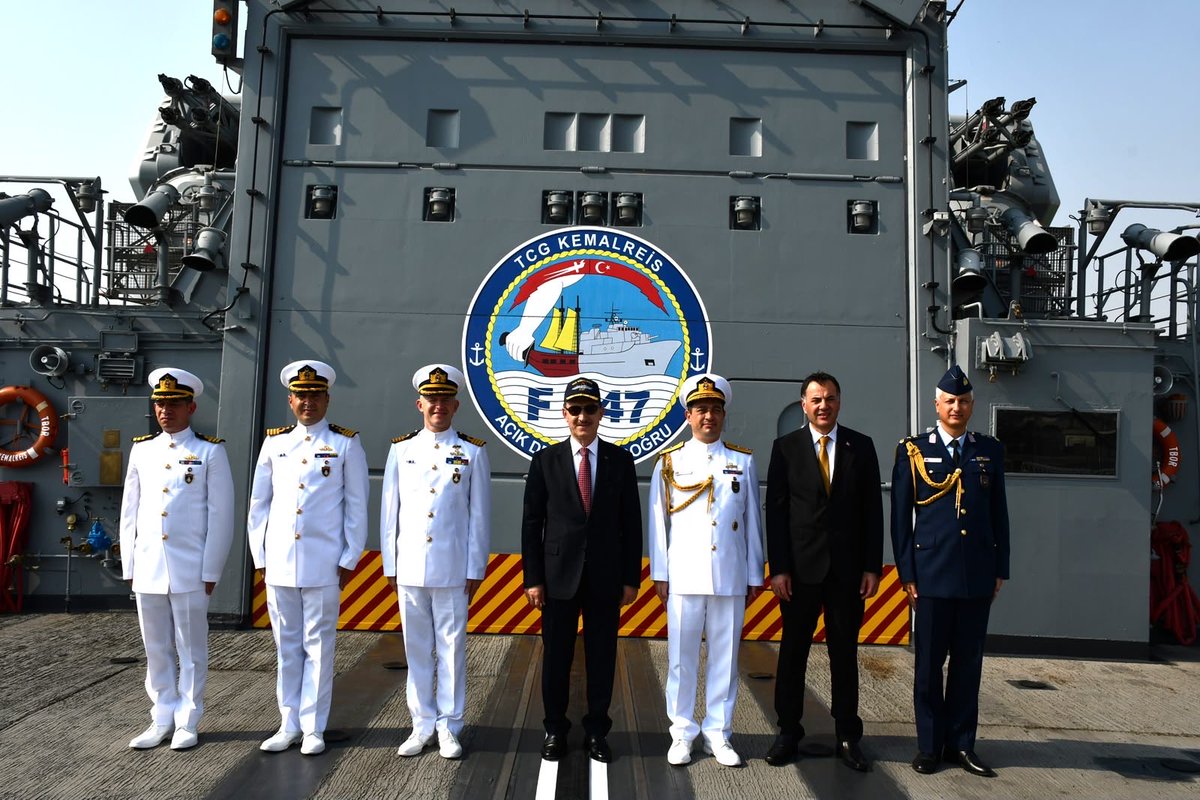 emrullahisler's tweet photo. 📍Cidde

Cidde İslam Limanı’na ziyaret gerçekleştiren TCG Kemalreis Fırkateynimizi ziyaret ederek; gemi komutanlarımızdan brifing aldım.

Ülkemizi Mavi Vatan’da başarıyla temsil eden; Türk Deniz Kuvvetlerimizin kahraman mensuplarıyla bir araya gelmekten onur duydum.⚓️🇹🇷 https://t.co/ZGs0QbA5y1