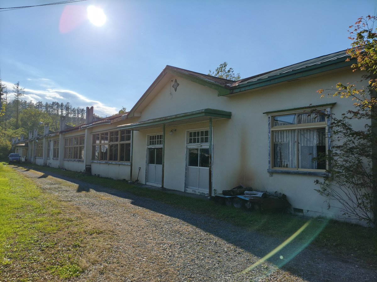 WellermanNEKO's tweet photo. 阿寒町立布伏内中学校
2000年閉校

70年の雄炭閉山時には257人の生徒は相次ぐ転出により76人まで激減してしまった

閉山の打撃を受けた後で30年間も古潭・雄別地区を守り切った栄誉は他に替え難いものだろう

どれだけ校舎が朽ちようともそこに威厳と共に建つ学舎は人の意思を現すようであった https://t.co/TUwOFLv224