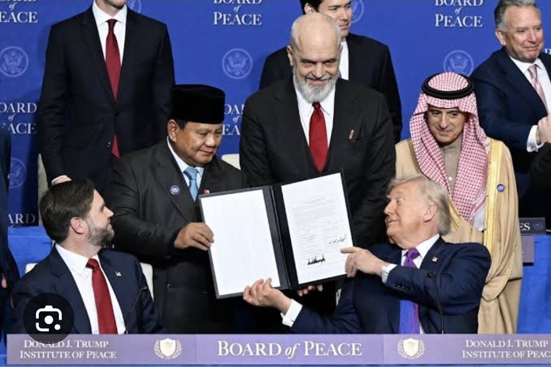 JAZZ____says's tweet photo. @Paddystinian Look at this clown @prabowo --Board of Genocide's folder carrier, being a drama queen for 3 minutes because his approval rating among indonesians has sunk to 20%. https://t.co/atWcHDLrBt