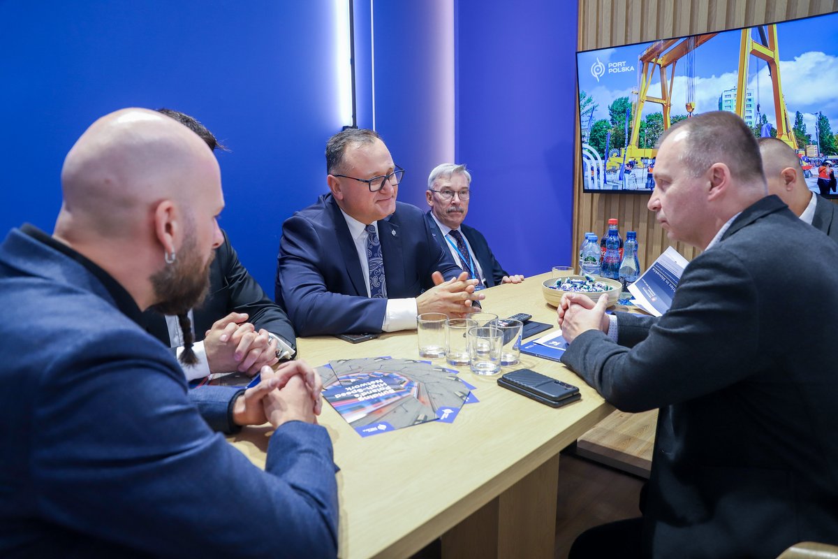 CentrumTM's tweet photo. 🚆 Innotrans 2026: rozmowy z Miroslavem Garajem, Dyrektorem Generalnym ŽSR, o KDP na Słowacji, połączeniu Warszawa–Katowice–Ostrawa–Brno–Bratysława–Wiedeń/Budapeszt oraz integracji sieci i planowaniu przepustowości. #PortPolska #KDP #ŽSR https://t.co/2M70yb2DAe