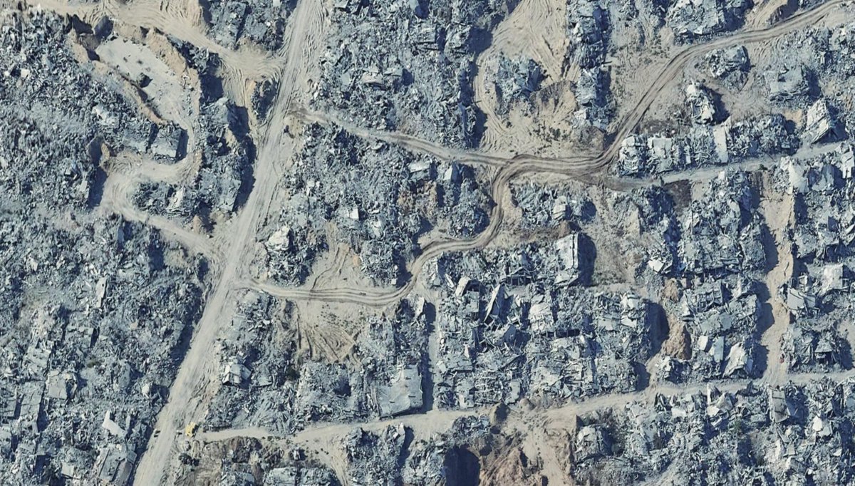 Nrg8000's tweet photo. This shows the reality of Gaza in shocking resolution. 

I've scraped and exported all the imagery, totalling around 2.5 billion pixels at 13cm resolution, for safe keeping, in case they decide to take this imagery offline.

If this happens, keep an eye out for access. https://t.co/IiUn3rd52v