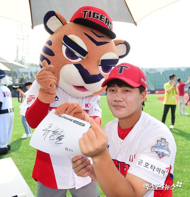 garooo00's tweet photo. 호걸이 성형 진짜 잘됐다 https://t.co/ooHseC0DjW