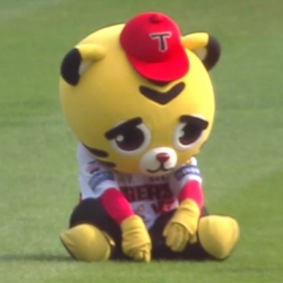 garooo00's tweet photo. 호걸이 성형 진짜 잘됐다 https://t.co/ooHseC0DjW