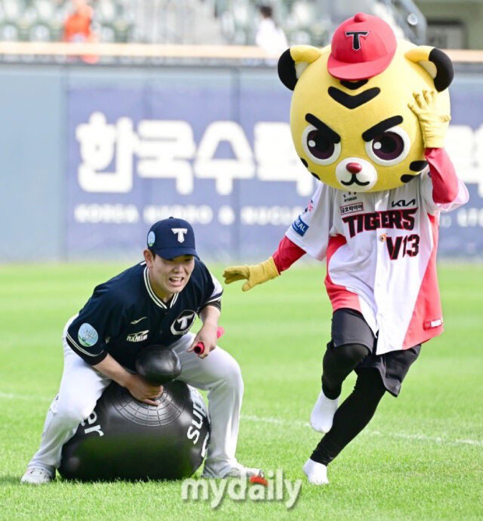 garooo00's tweet photo. 호걸이 성형 진짜 잘됐다 https://t.co/ooHseC0DjW